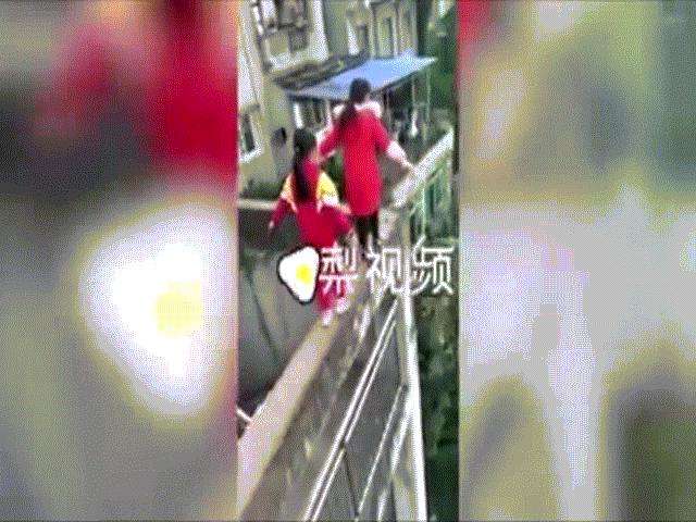 Hốt hoảng clip 3 học sinh mạo hiểm đi dọc bờ tường hẹp