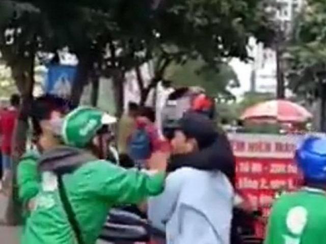 Tài xế Grabbike bị hành khách cho “ăn mưa đòn” vì “tội” không vượt đèn đỏ