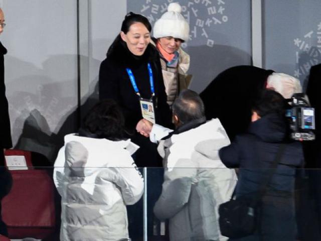 Cái bắt tay lịch sử giữa Tổng thống Hàn Quốc và em gái Kim Jong-un