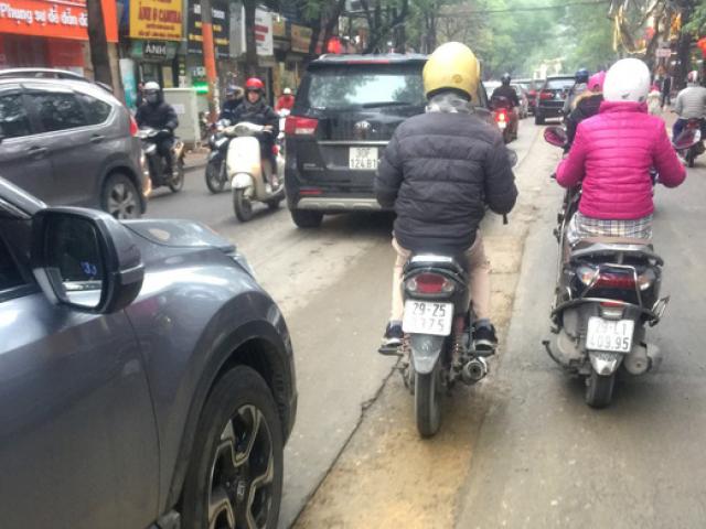 Đường ở Hà Nội bị đào xới gây tai nạn, thanh tra giao thông nói gì?