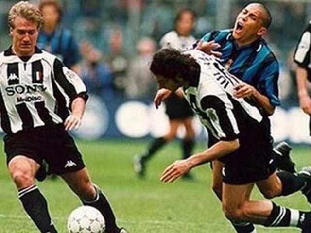 Ronaldo béo và tiếng còi méo 1998 khiến Quốc hội Italia tẩn nhau