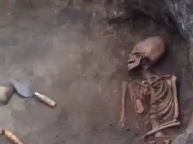 Phát hiện bộ xương như “người ngoài hành tinh” với hộp sọ hình quả trứng ở Nga