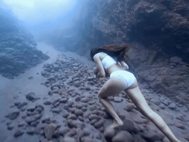 Nữ vận động viên ôm đá tảng lặn xuống hồ sâu gần 20m