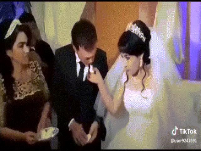 Clip: Cô dâu ăn tát vì trêu đùa chú rể trong đám cưới