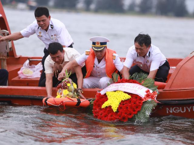 Mẹ già rơi nước mắt trong lễ tưởng niệm liệt sĩ Gạc Ma