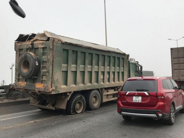Tài xế xe tải nổ lốp bị phạt nặng vì chở hàng quá khổ trên cầu Thanh Trì