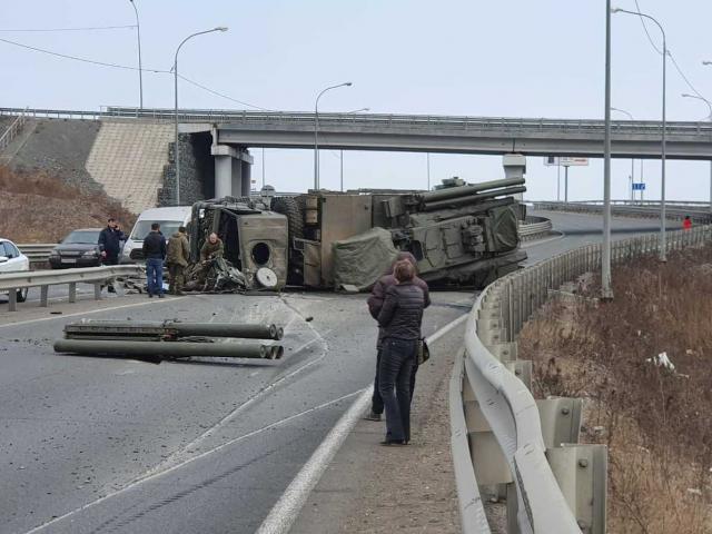 Tên lửa phòng không Pantsir-S1 bất ngờ ”đo đất” trên cao tốc ở Nga