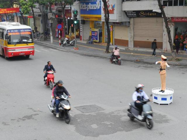 Hình ảnh đẹp về nữ CSGT Hải Dương điều tiết giao thông ngày đầu năm mới