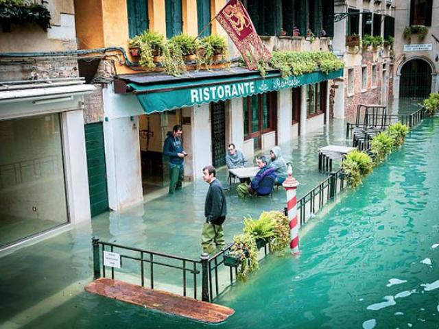 Thành phố lãng mạn nhất châu Âu cũng ”lụt từ ngã tư đường phố” khiến cư dân dở khóc dở cười