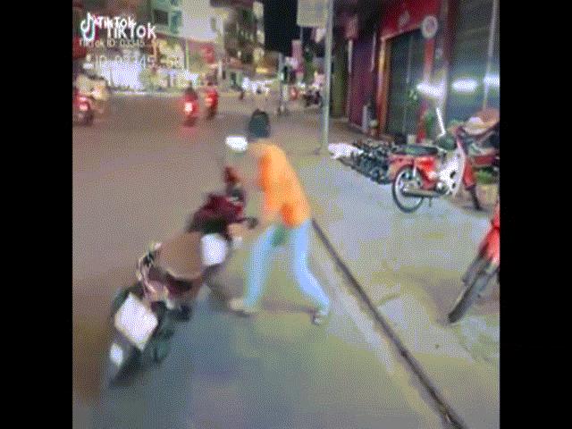 Clip: Thanh niên với màn dắt xe không thể chất hơn gây sốt