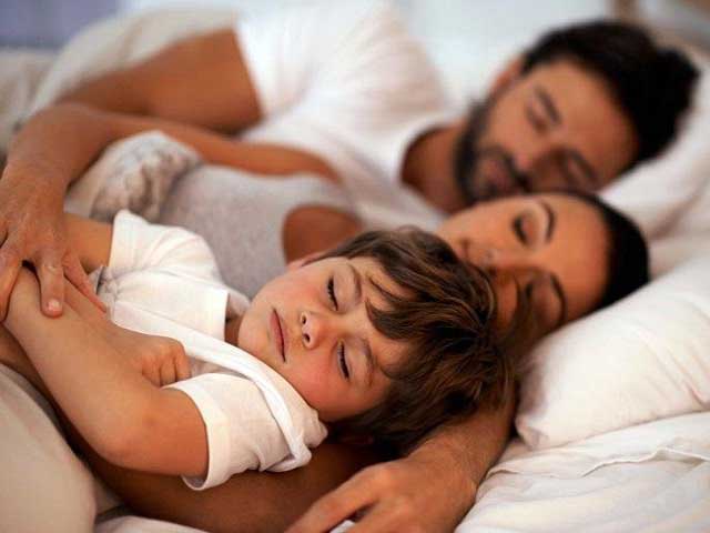 Tại sao cha mẹ không nên để con cái ngủ chung giường với mình