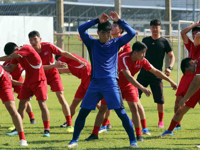 Chờ đấu U23 Việt Nam, U23 Triều Tiên ra đường tập giữa trưa nắng