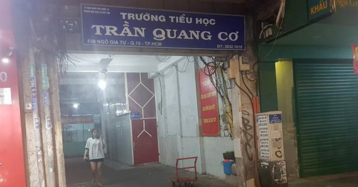 Hai học sinh mâu thuẫn, nhóm phụ huynh đánh nhau, đánh luôn cả thầy hiệu phó