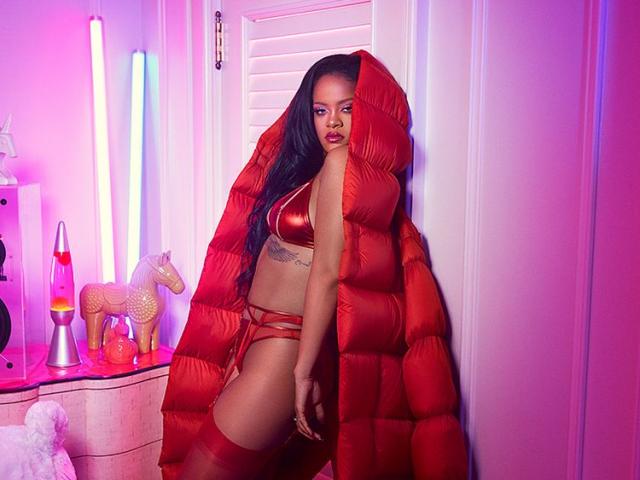 Rihanna tung bộ sưu tập đỏ rực quyến rũ cho Valentine