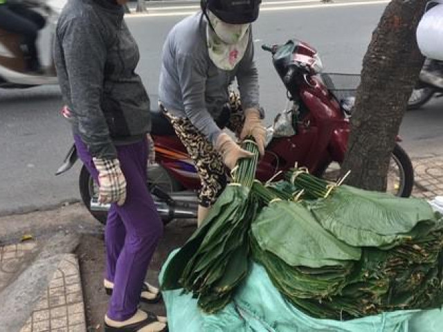 Người bán lá dong ngã ba Ông Tạ lo ế khách vì giá thịt heo tăng cao