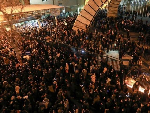 Vụ bắn nhầm máy bay: Người Iran đổ ra đường đòi Giáo chủ Ali Khameni từ chức