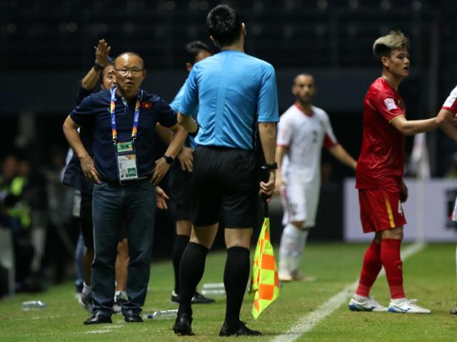 Thầy Park lao ra phản ứng trọng tài thổi bất lợi cho U23 Việt Nam