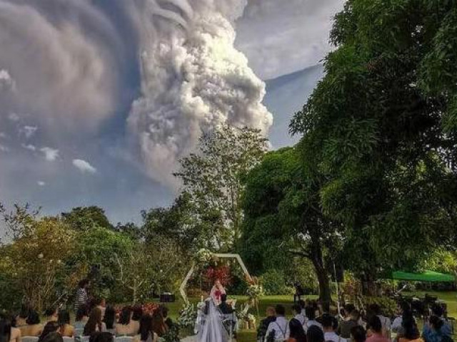 Bộ ảnh để đời của cặp đôi đang tổ chức đám cưới thì núi lửa bất ngờ phun trào
