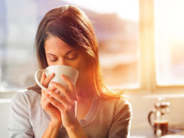Lý do nên uống nước trước khi uống trà hoặc cà phê