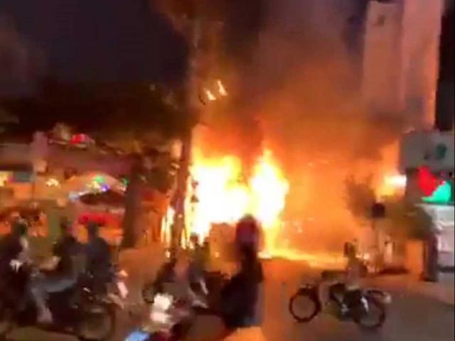 Xe khách bốc cháy dữ dội trên phố Sài Gòn, nhiều người tháo chạy trong đêm