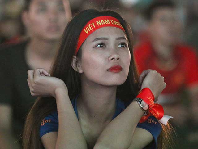 Fan nữ vò đầu bứt tóc vì U23 Việt Nam lỡ chiến thắng trước Jordan