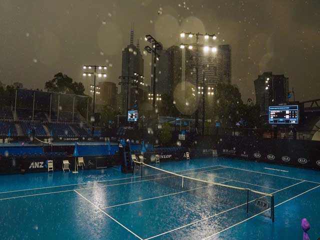Australian Open gặp khó: Chưa hết cháy rừng khói bụi lại lo mưa gió sấm sét