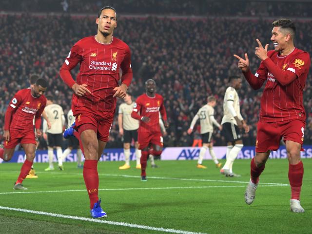 Liverpool hạ MU và cả Ngoại hạng Anh: Van Dijk & 3 SAO lập kỳ tích có 1 không 2