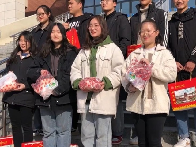 Học sinh giỏi được nhà trường thưởng 2,5kg thịt lợn về quê đón Tết