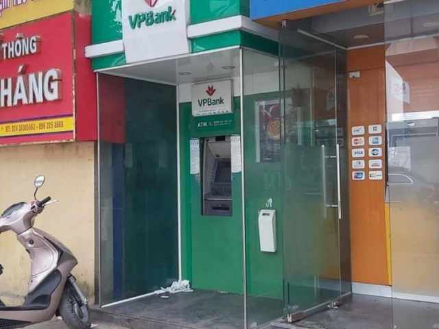 ATM đồng loạt “nghỉ Tết” sớm, khách chạy vạy tìm chốn rút tiền