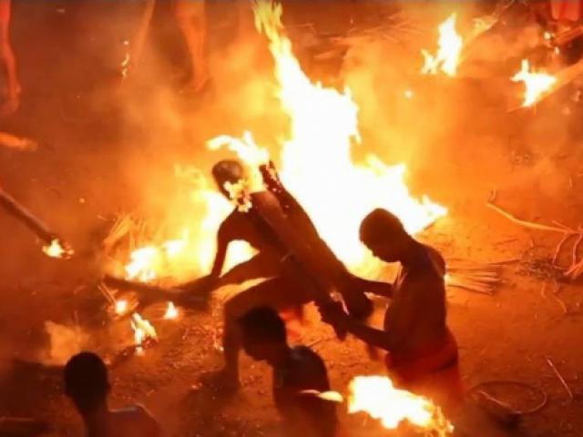 Đến thăm lễ hội những người đàn ông cởi trần, ”hỏa chiến” ở Ấn Độ