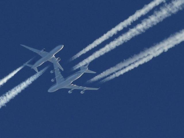 Tại sao máy bay luôn để lại vệt khói trắng trên bầu trời