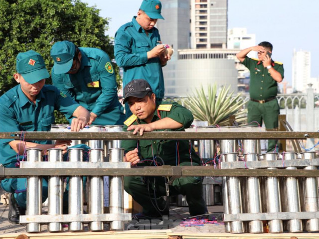 Cận cảnh trận địa pháo hoa lớn nhất Sài Gòn trước giờ ”khai hỏa”