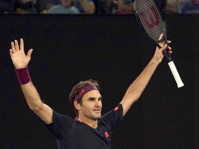 Tennis 24/7: Federer lập kỳ tích, gặp sự cố bi hài từ ”khách không mời”