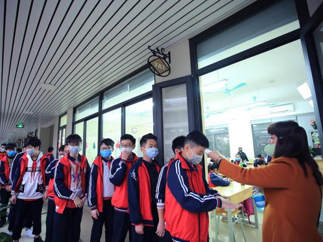 Học sinh Hà Nội được đo nhiệt độ, sát khuẩn trước khi vào lớp