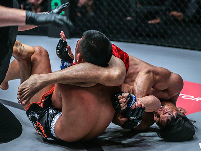 Đỉnh cao MMA: “Thần sấm” ra đòn hiểm ác, đối thủ hốt hoảng đầu hàng