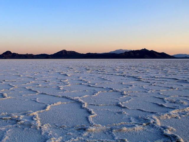 Sa mạc muối trắng tinh như tuyết, du khách hiếu kỳ đổ xô tới chiêm ngưỡng