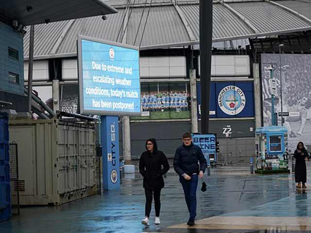 Trận đấu Man City - West Ham bị hoãn: Pep Guardiola càng khổ vì bão lớn