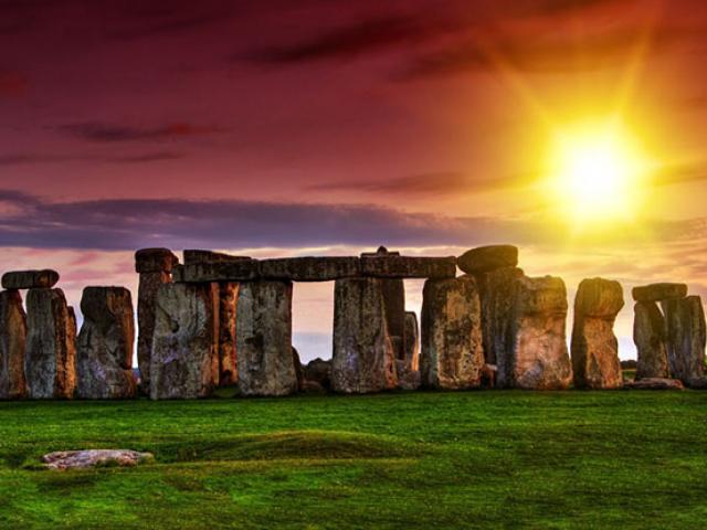 Những cột đá bí ẩn nặng hàng tấn ở Anh gây hoang mang cho các chuyên gia