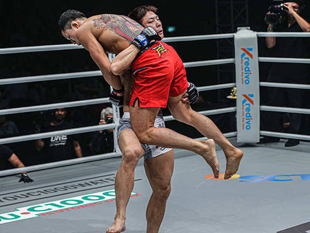 Bại tướng của Martin Nguyễn knock-out 20 giây: Vác đối thủ như vác lúa