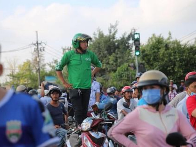 NÓNG: Đang rà mìn quanh nhà được cho là Tuấn ”khỉ” ẩn náu, ngàn người vẫn xem