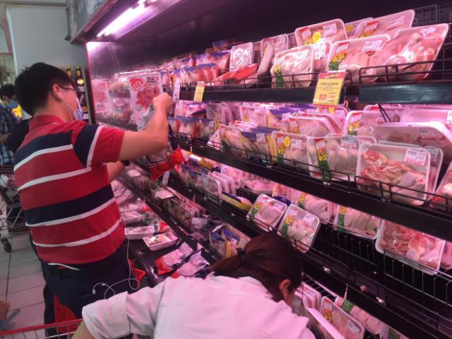 Giá thịt gà, vịt tại chợ, siêu thị cao gấp hai, gấp ba lần ở trại