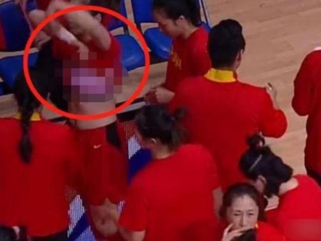 Đỏ mặt: Thắng 100-60, nữ VĐV Trung Quốc liều lĩnh thay áo giữa sân đấu