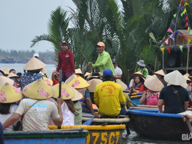 Mặc nỗi lo dịch Covid 19, du khách ùn ùn đến rừng dừa Bảy Mẫu