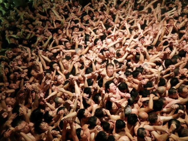 10.000 người tham gia lễ hội khỏa thân giữa giá lạnh ở Nhật