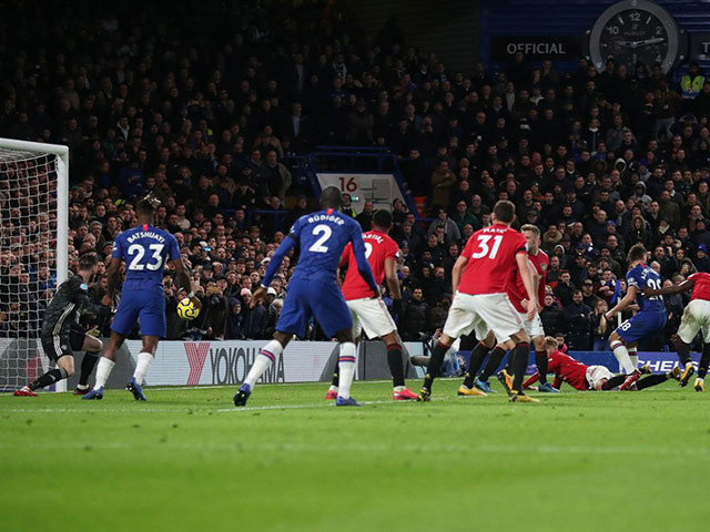 Chelsea lại ôm hận vì VAR: MU thoát hiểm, fan ”Quỷ đỏ” thót tim