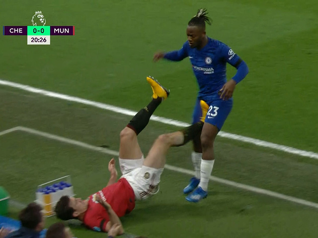 Chelsea đấu MU: VAR vào cuộc, Maguire thoát án phạt nặng từ trọng tài