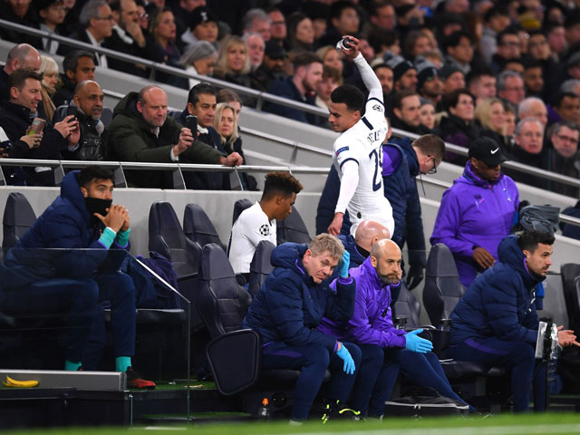 Tottenham thua sốc, Dele Alli nổi giận ném đồ: Mourinho phản ứng thế nào?