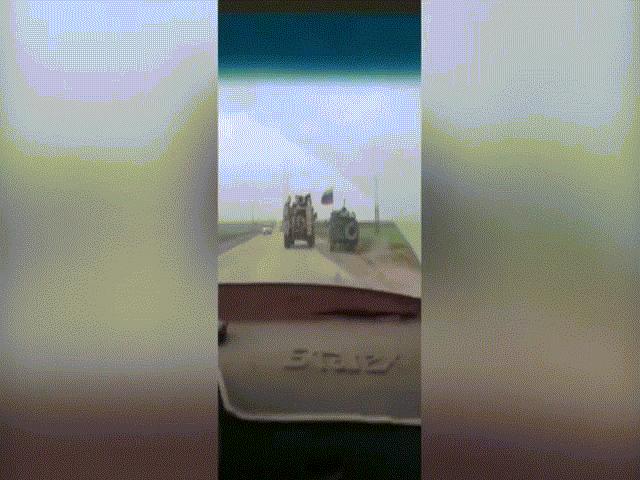 Video: Xe bọc thép Mỹ chèn ép xe quân sự Nga trên đường ở Syria