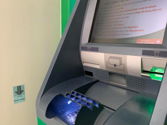 Hàng loạt cây ATM ”thiếu” nước rửa tay, người dân rút tiền lo nhiễm Covid-19