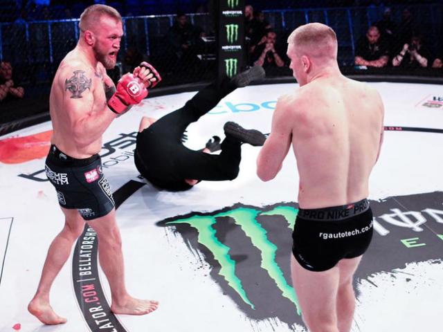 Báo ứng MMA đến sớm: “Đo ván” trọng tài liền bị đối thủ knock-out